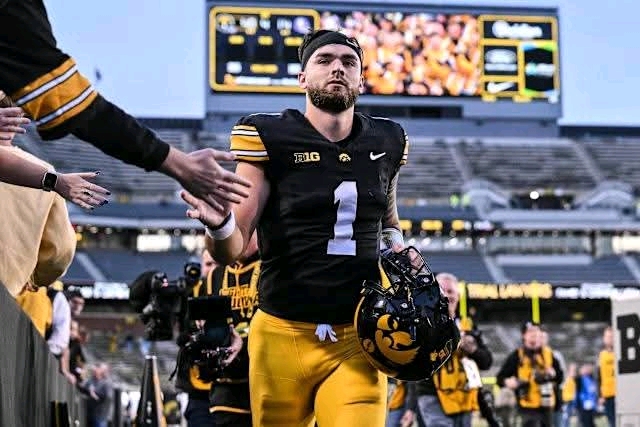Iowa football transfer QB in talks with Big Ten contender Michigan Wolverines…