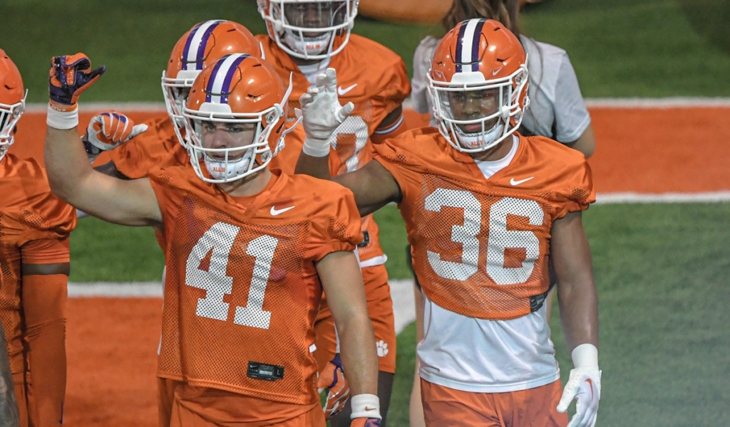 Breaking News: Former Clemson Star Transfers to South Carolina Gamecocks, Shaking Up SEC Landscape — Can the Rivalry Fuel a Breakout Season as the Talented Player Looks to Make an Immediate Impact in Columbia?