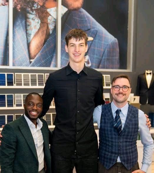 Breaking News: 7-Foot-9 Olivier Rioux Rejects $3.5M Offer from Tennessee, Commits to Florida Gators”Olivier Rioux has turned down a jaw-dropping $3.5 million offer from the Tennessee Volunteer”. Rioux is not only the tallest player in college basketball—he holds the Guinness World Record as the tallest teenager in the world….. 