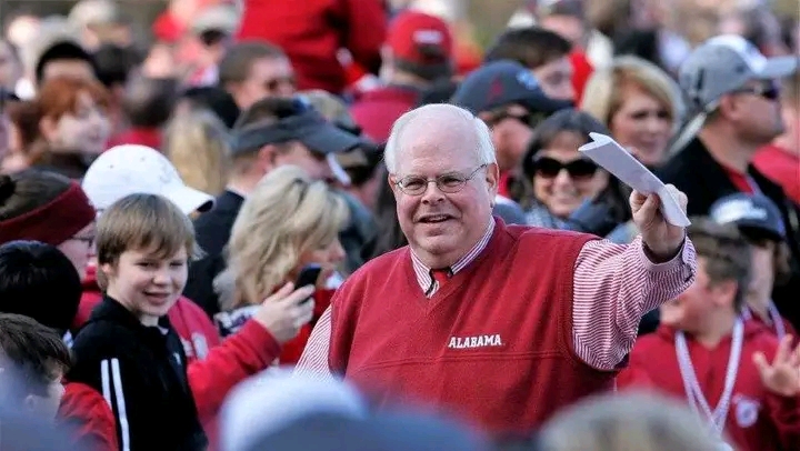 **BREAKING NEWS: **Tuscaloosa, AL – Legendary broadcaster Eli Gold, the iconic voice of Alabama Crimson Tide football, has etched his name further into the annals of broadcasting history, winning not one, but two prestigious awards: an ESPN National Award for Excellence in Sports Broadcasting and the coveted…