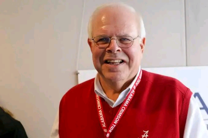 BREAKING NEWS: Tuscaloosa, AL – Legendary broadcaster Eli Gold, the iconic voice of Alabama Crimson Tide football, has etched his name further into the annals of broadcasting history, winning not one, but two prestigious awards:….