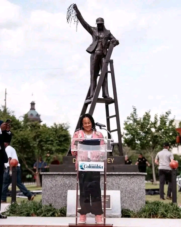 “Basketball Time Traveler Lands in Bronze—Columbia Honors Dawn Staley with a Statue That Defies Gravity and History