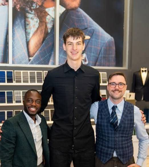Breaking News: 7-Foot-9 Olivier Rioux Rejects $3.5M Offer from Tennessee, Commits to Florida Gators”Olivier Rioux has turned down a jaw-dropping $3.5 million offer from the Tennessee Volunteer”. Rioux is not only the tallest player in college basketball—he holds the Guinness World Record as the tallest teenager in the world…..
