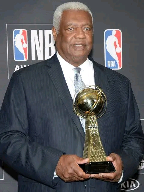 WHAT A GREAT HONOR: Indiana pacers has revealed a world breaking statue of Oscar Robertson to mark his marvelous achievements unveiled in front of crispus…