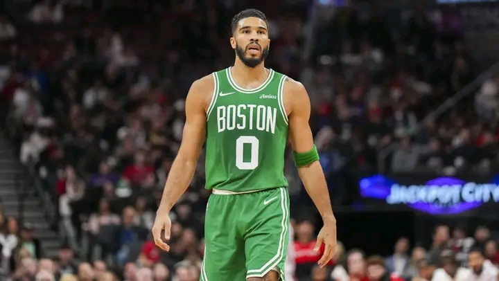 ESPN REPORT: The Boston Celtics Forward guard Jayson Tatum has shocked the sports world with a selfless act that transcends the game of Basketball. Upon signing his NBA contract, Jayson Tatum made the bold and compassionate decision to donate his entire $2 million signing bonus to combat homelessness across the United States. The move, hailed as one of the most generous gestures ever by a professional athlete and…