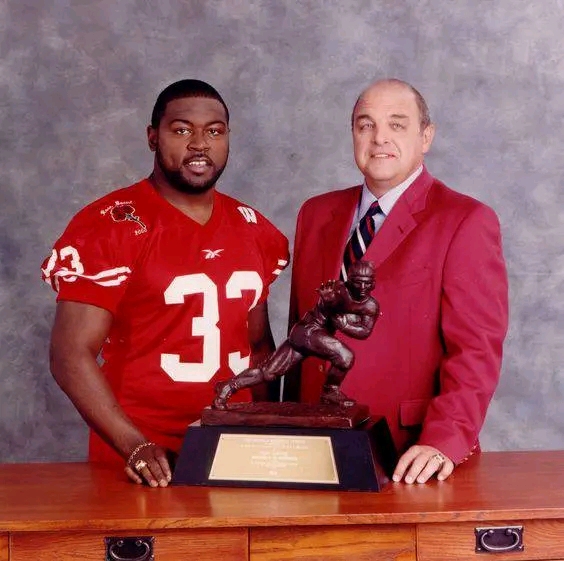 **🚨 BREAKING NEWS: Ron Dayne Returns to Wisconsin Badgers in Senior Leadership Role! 🏆🦡 “The Great Dayne” Comes Home to Inspire a New Era of Champions at Camp Randall! 🔴⚪**