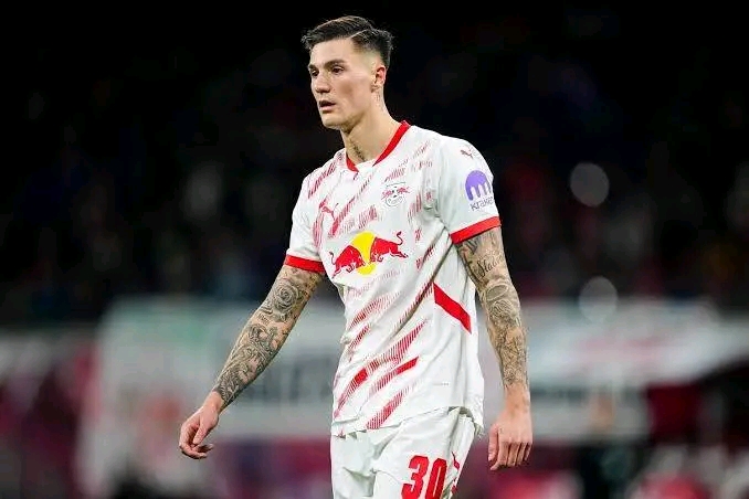 Bayern München hat offiziell die Verpflichtung von Benjamin Sesko für £69,8 Millionen bestätigt. Der 21-jährige Stürmer, der für seine technische Finesse und seine physischen Fähigkeiten bekannt ist, wird eine entscheidende Rolle in der Offensive des Teams spielen.