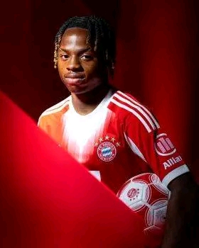 💣🔴 **Bestätigt! FC Bayern München sichert sich hochveranlagten deutsch-nigerianischen Stürmer – ein zukunftsweisender Transfer, der Technik, Tempo und Torgefahr vereint und die Offensive des Rekordmeisters nachhaltig verstärken dürfte!** ⚡🏆