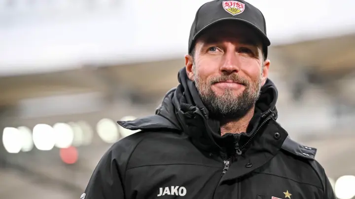 🚨🔴 **Sebastian Hoeneß bleibt bis 2028! VfB-Trainer unterschreibt Dreijahresvertrag und sendet starkes Signal für Kontinuität, Vertrauen und ambitionierte Ziele – Stuttgart setzt klar auf langfristigen Erfolg! 💪⚽ #VfB #HoeneßVertrag #Stuttgart2028**