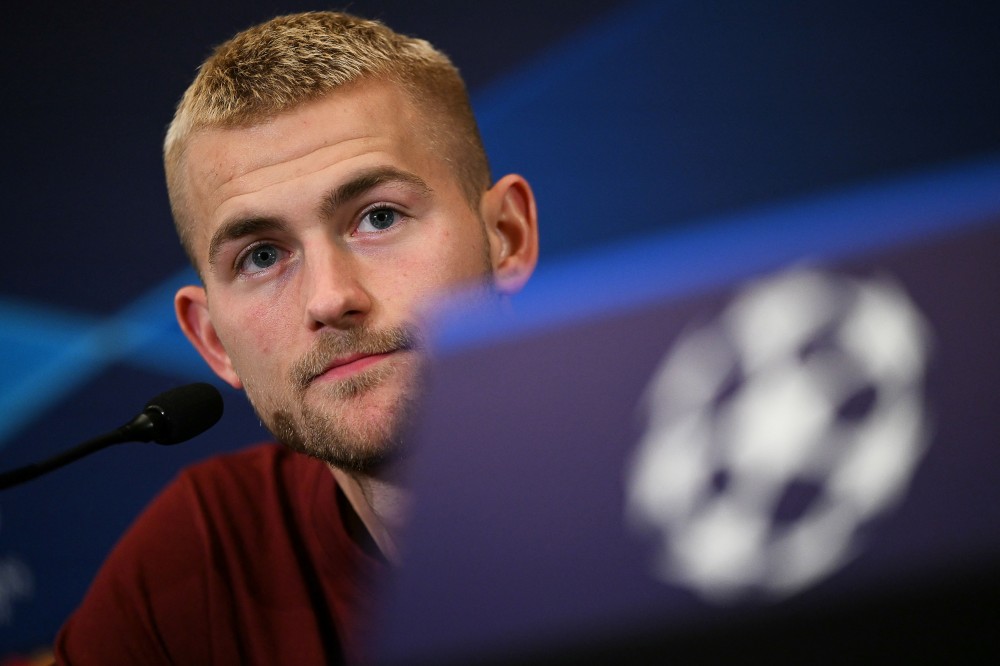 🔴🔥 **FC Bayern Sensationell! Matthijs de Ligt kehrt heim!** Nach erfolgreichem Medizincheck ist es offiziell: Der niederländische Abwehrchef verlässt Manchester United und unterschreibt einen Vierjahresvertrag beim Rekordmeister – ein spektakuläres Comeback für Stabilität, Klasse und Titelambitionen in München! 💪🇳🇱 #DeLigtZurück #MiaSanMia #BayernTransferHammer