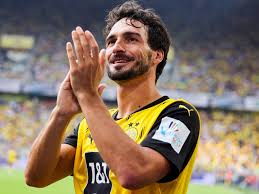 😢💛 **Emotionaler Abschied in Dortmund! Mats Hummels betritt letztmals den Rasen – Familie und Freundin an seiner Seite** 🖤⚽ Gänsehaut-Momente weit nach Abpfiff: Mit Freundin Nicola, Bruder Jonas und seinen Eltern verabschiedet sich BVB-Legende Hummels von „seinem“ Stadion – Tränen, Applaus und pure Emotionen in Schwarz-Gelb.