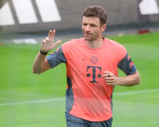 🎉🔴 **Thomas Müller ist zurück beim FC Bayern! Der Publikumsliebling kehrt mit Herz, Erfahrung und unbändigem Teamgeist zurück – eine Rückkehr, die Fans begeistert, die Kabine stärkt und das Mia-san-mia-Gefühl neu entfacht! ❤️⚽ #MüllerIstZurück #FCBayern**