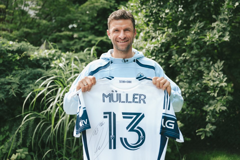 💙⚽ **Kluges Wagnis zahlt sich aus: Das niedrige Anfangsgehalt von Whitecaps FC für Müller kurbelt das Geschäft bereits an – Ticket- und Merchandise-Verkäufe steigen sprunghaft an, da die Verpflichtung des Superstars die Fans fesselt und die Marktmacht des Clubs in der MLS stärkt! 📈🔥🇨🇦**