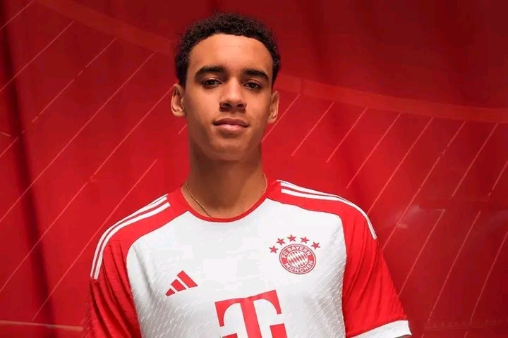 Ein Bekenntnis mit Herz! ❤️ Jamal Musiala bleibt beim FC Bayern bis 2030 – trotz Mega-Angeboten von Real, City und PSG. Der 22-Jährige setzt ein starkes Zeichen für Loyalität und Leidenschaft. Der Rekordmeister jubelt, Europa staunt: Musiala entscheidet sich…